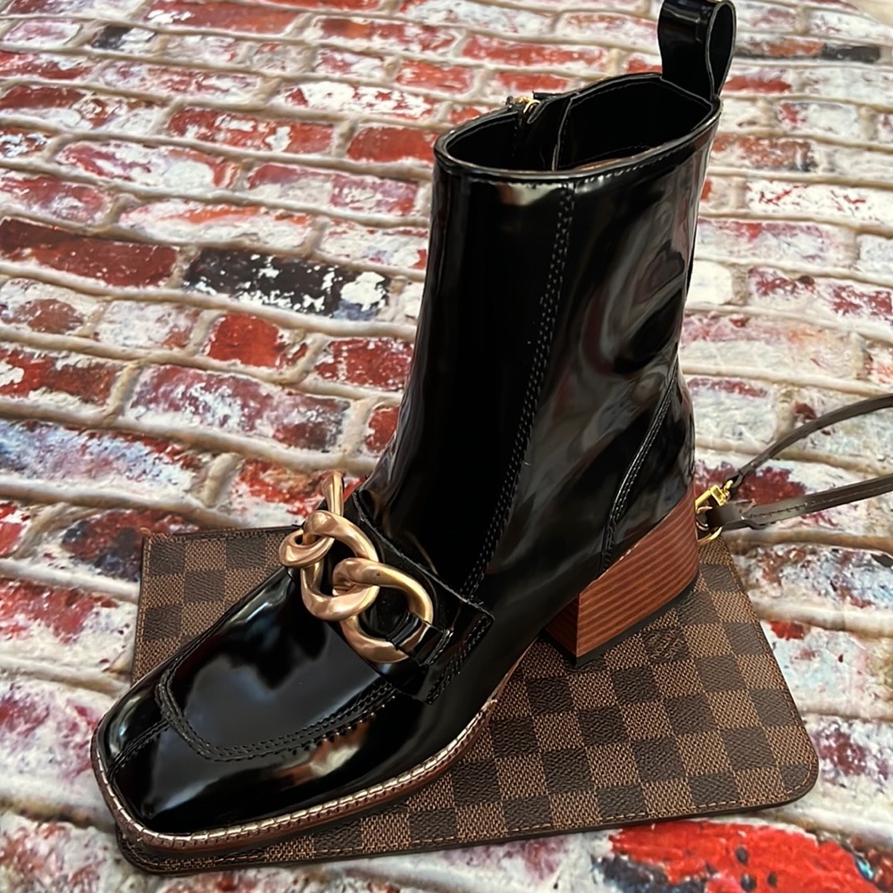 Steve Madden black patent leather with large top stitching and soft gold buckle